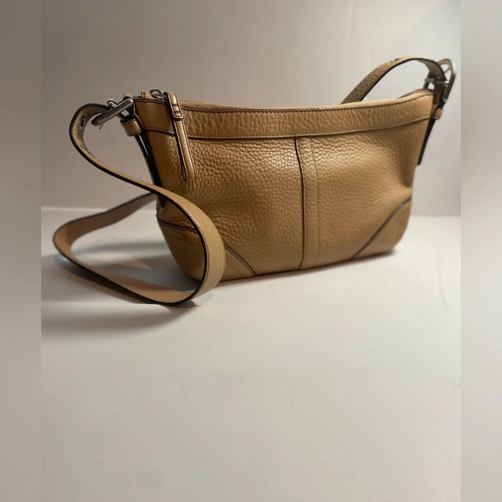 Coach~Vintage~Madison~Tan~Soft
Pebbled Leather~Shoulder Bag~Top Zipper Closure - Picture 3 of 14